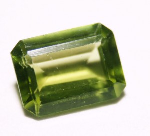 661px-Gem peridot