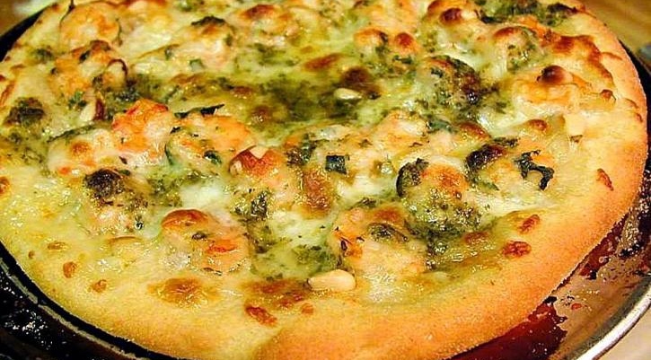 pizzas-food-cheeses-shrimp-pesto-725x544